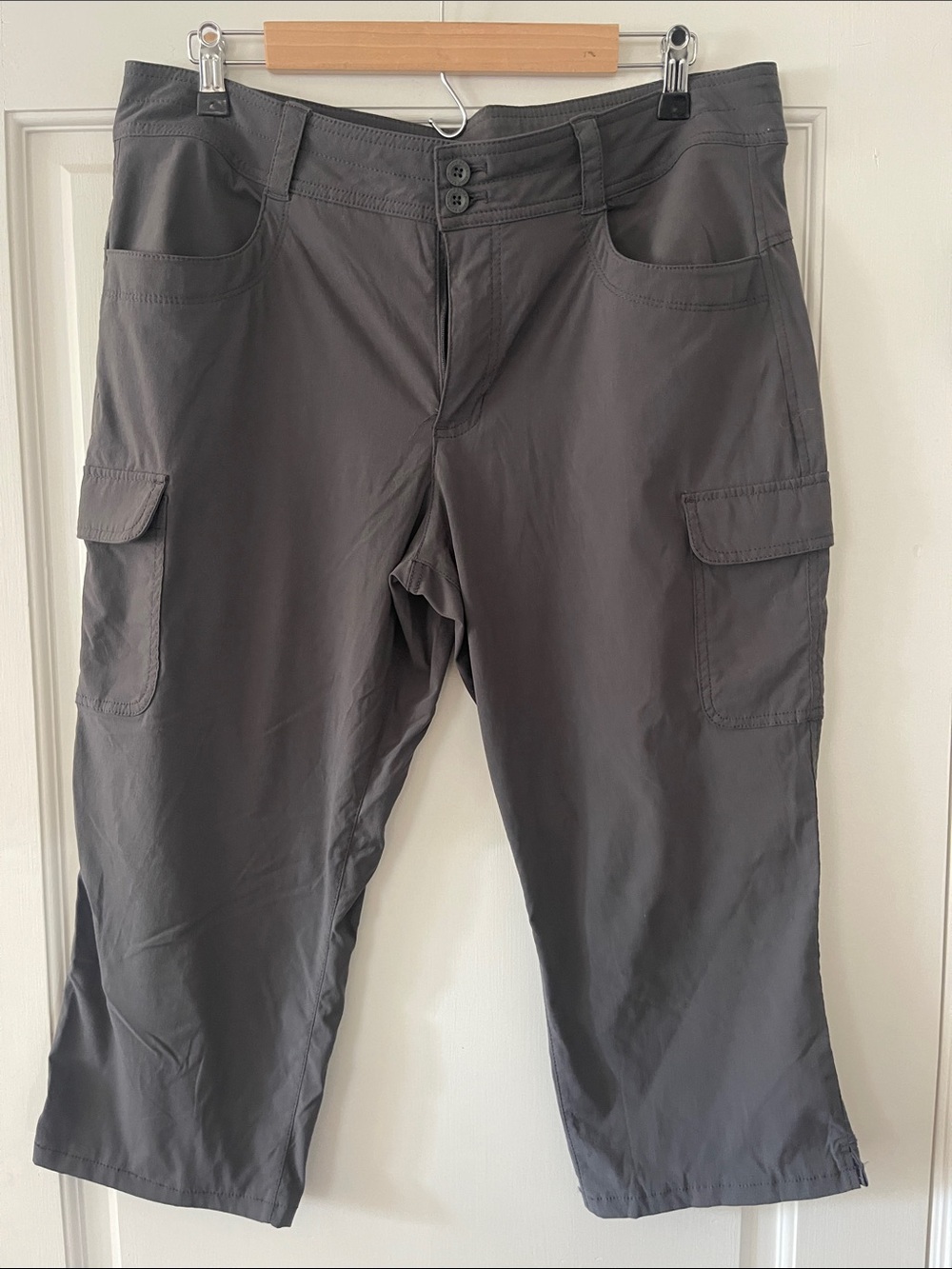 Eddie Bauer Women’s Charcoal Gray Cargo Capri Pants
